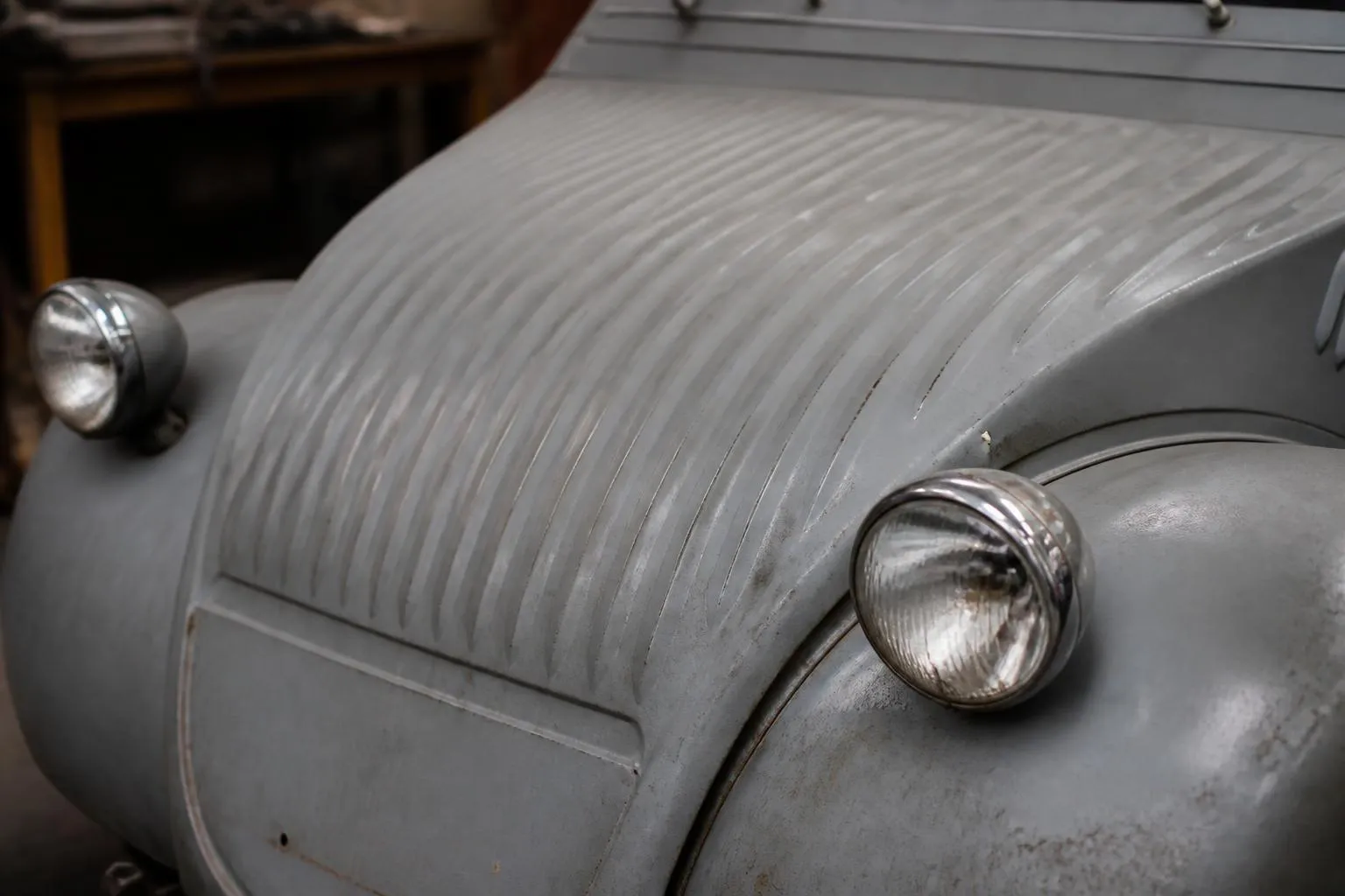 Capot en tole ondulee et phare rond d une voiture ancienne