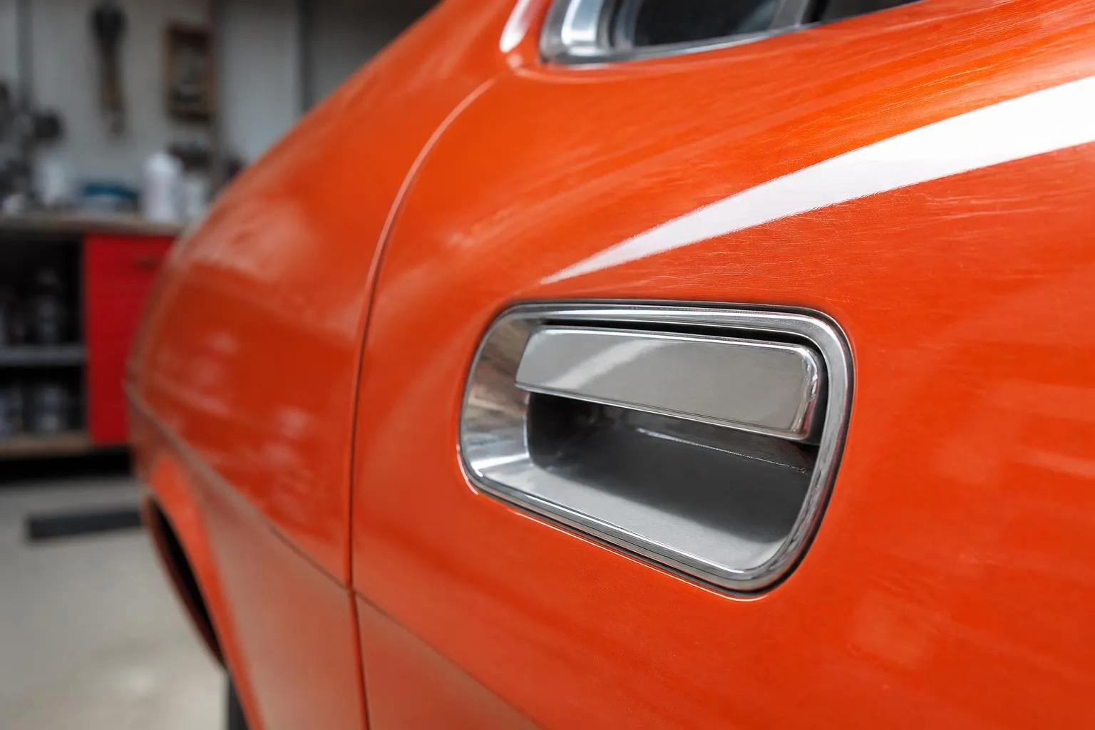 Poignee chromee sur un coupe des annees soixante-dix