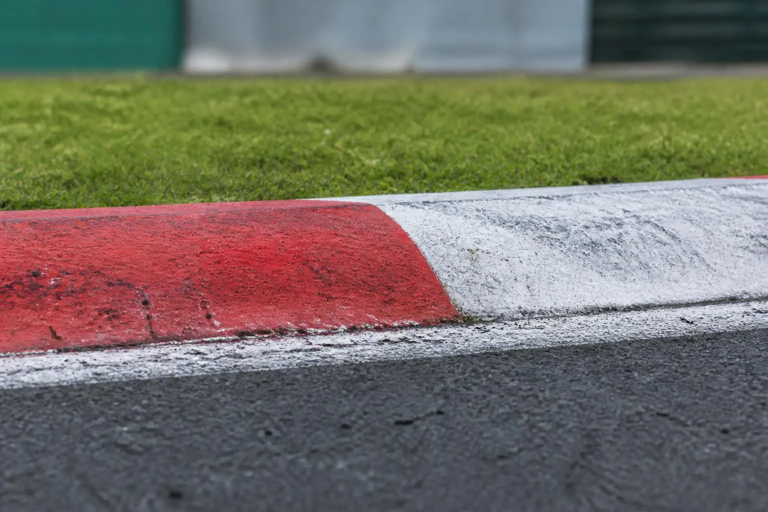 Vibreur rouge et blanc en bordure de piste