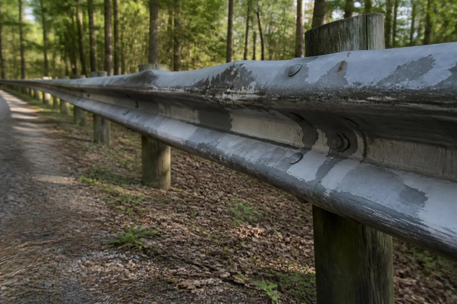 Rail de securite cabosse le long d une route de foret