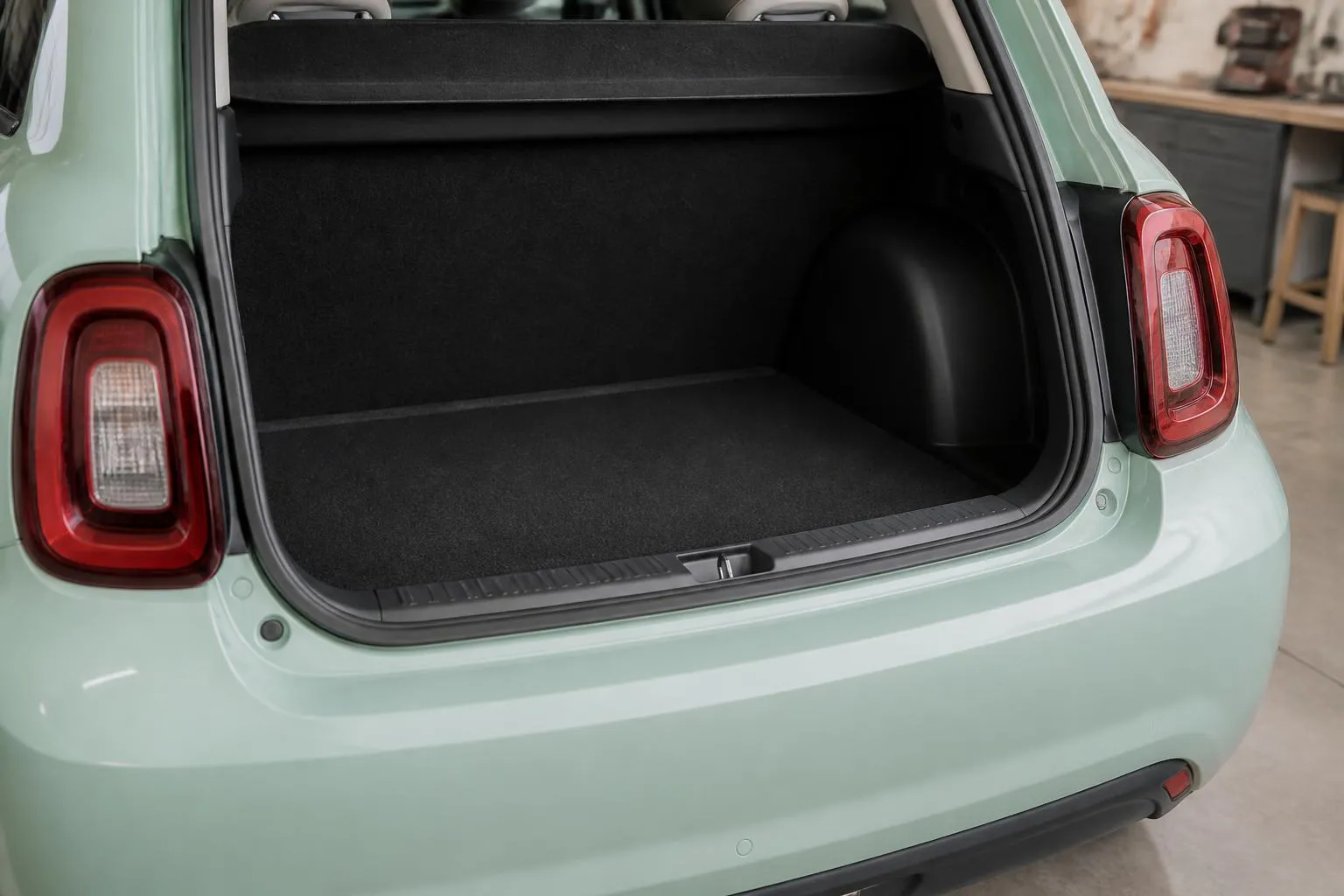 Hayon et seuil de coffre d une petite voiture electrique