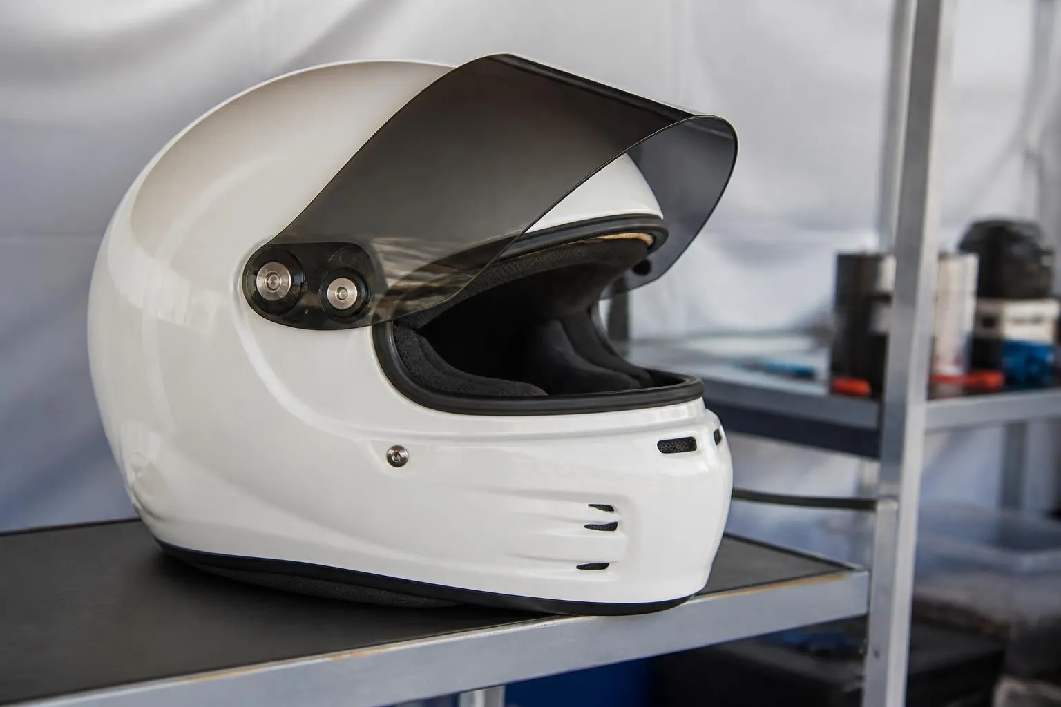 Casque de course pose sur une etagere de stand