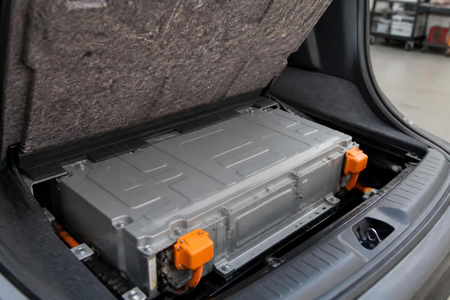 Batterie hybride sous un plancher de coffre