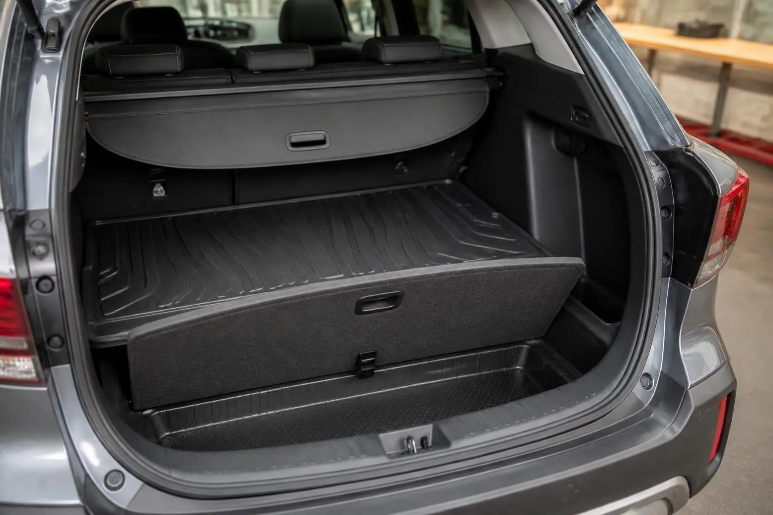 Coffre ouvert et plancher modulable d un petit SUV