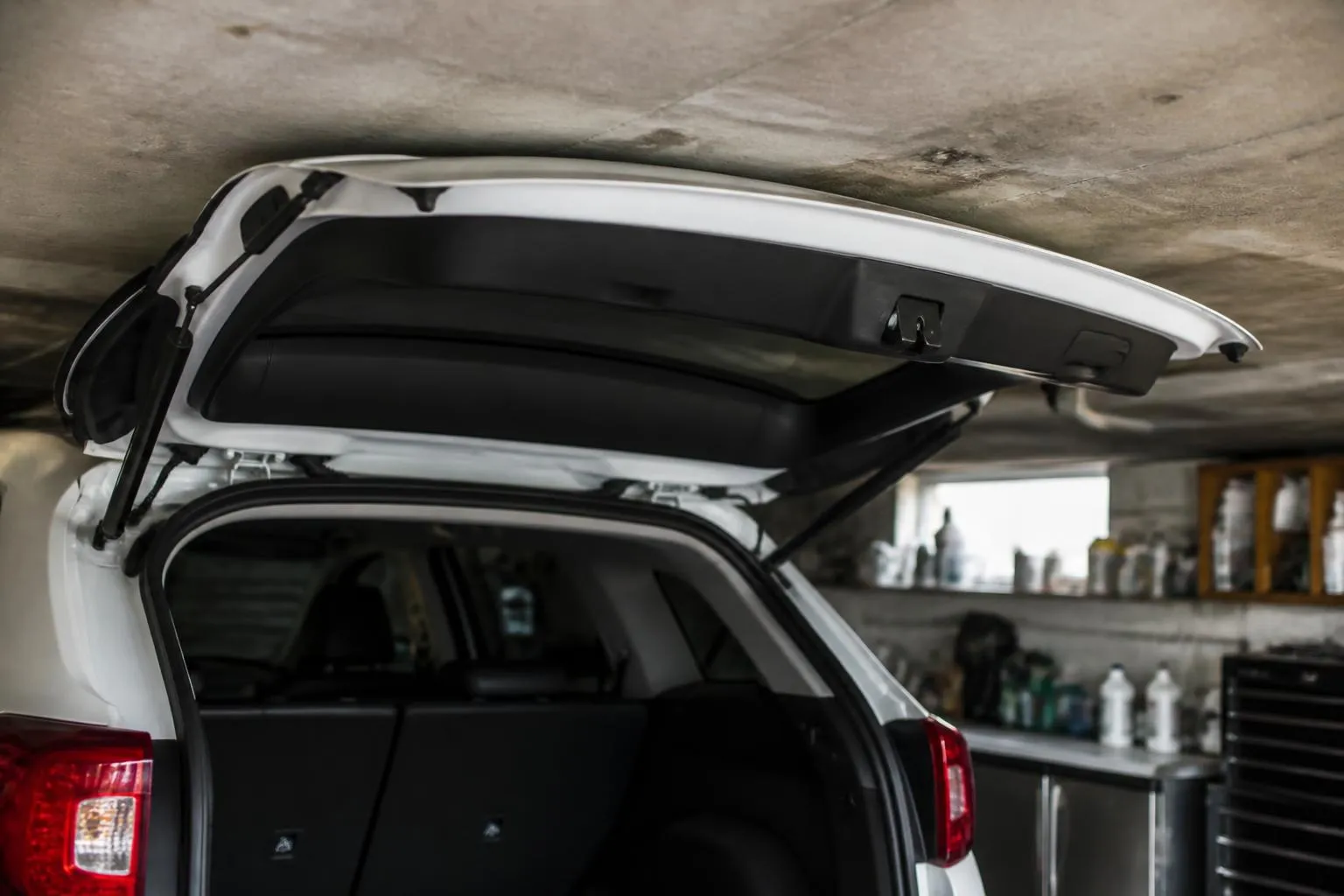 Hayon de SUV ouvert dans un garage bas